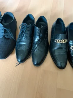 Elegante Herrenschuhe: Schnürer und Loafer mit Goldkette