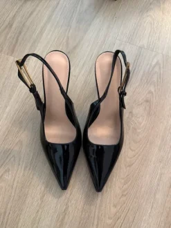 Elegante schwarze Kitten Heels / Slingbacks in Lackoptik