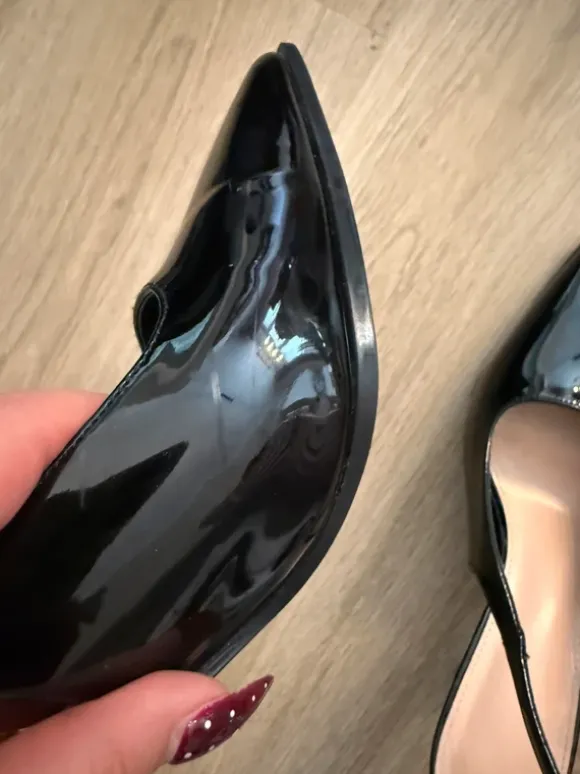 Elegante schwarze Kitten Heels / Slingbacks in Lackoptik