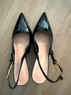 Elegante schwarze Kitten Heels / Slingbacks in Lackoptik