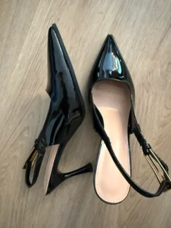 Elegante schwarze Kitten Heels / Slingbacks in Lackoptik