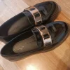Elegante schwarze Loafer mit Gold-Detail G.38
