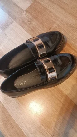 Elegante schwarze Loafer mit Gold-Detail G.38