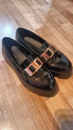 Elegante schwarze Loafer mit Gold-Detail G.38
