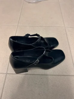 Elegante schwarze Schuhe mit Absatz & Riemchen