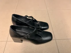 Elegante schwarze Schuhe mit Absatz & Riemchen