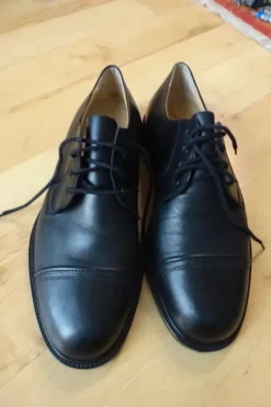 Elegante schwarze Schuhe, UK 9, Größe 43, MJohn