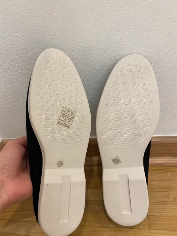 Elegante schwarze Slipper – neu