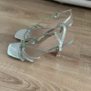 Elegante silberfarbene High Heels mit funkelnden Strassriemen