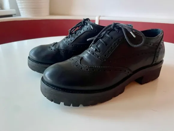 Eleganter Halbschuh mit Lochmuster