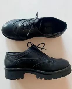 Eleganter Halbschuh mit Lochmuster