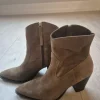 Enkellaarsjes suede