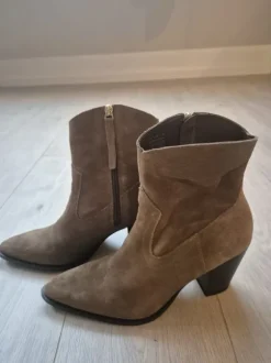 Enkellaarsjes suede