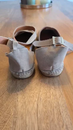 Espadrilles aus Wildleder mit Riemchen