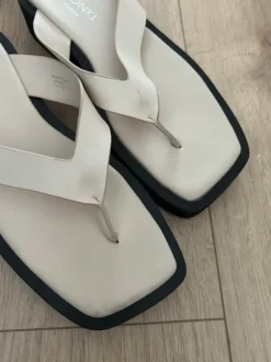 Flache Sandalen
