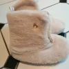 Flauschige Hausschuhe