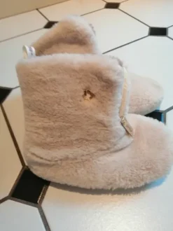 Flauschige Hausschuhe