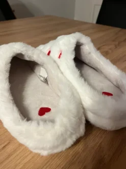 Flauschige Pantoffeln / Hausschuhe