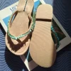 Flip flops mit türkisen Schmucksteinen