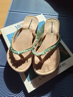 Flip flops mit türkisen Schmucksteinen