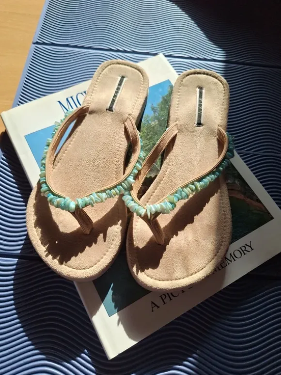 Flip flops mit türkisen Schmucksteinen
