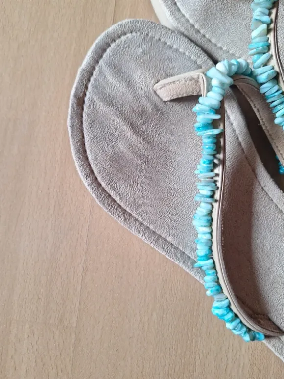 Flip flops mit türkisen Schmucksteinen