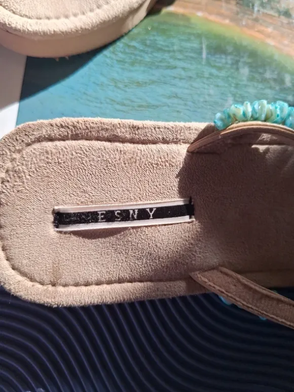 Flip flops mit türkisen Schmucksteinen