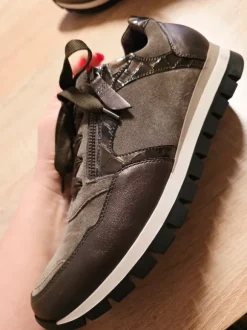 Gabor Comfort Damen-Sneaker, Modell 56.438.40 in der Farbe „Gris Foncé“ (Dunkelgrau).