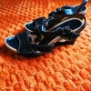Gabor-Damensandalen, die üblicherweise als bequeme Freizeitschuhe aus Leder beschrieben werden.