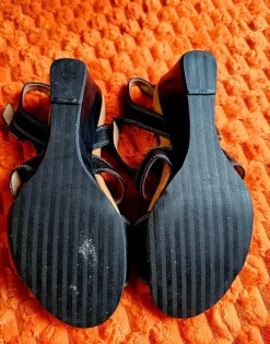 Gabor-Damensandalen, die üblicherweise als bequeme Freizeitschuhe aus Leder beschrieben werden.