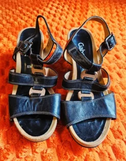 Gabor-Damensandalen, die üblicherweise als bequeme Freizeitschuhe aus Leder beschrieben werden.