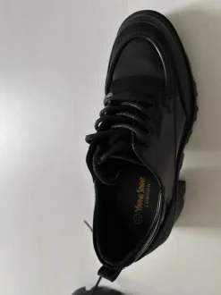 Ganz neue schwarze Schuhe