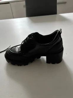 Ganz neue schwarze Schuhe