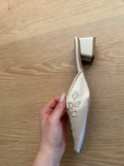 Geborduurde satijnen muiltjes 36