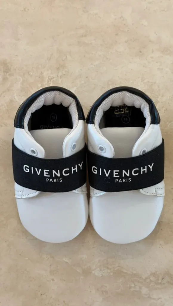 Givenchy baby slofjes maat 19