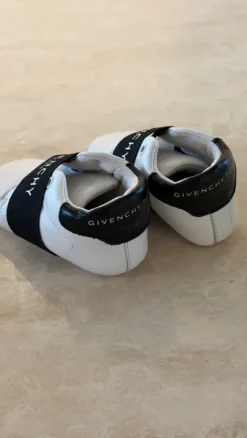 Givenchy baby slofjes maat 19