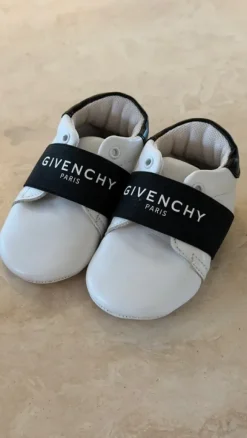Givenchy baby slofjes maat 19