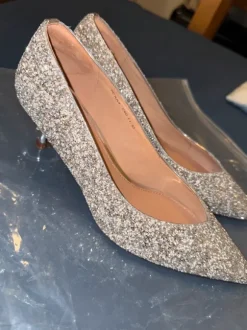 glitzernde Spitzpumps