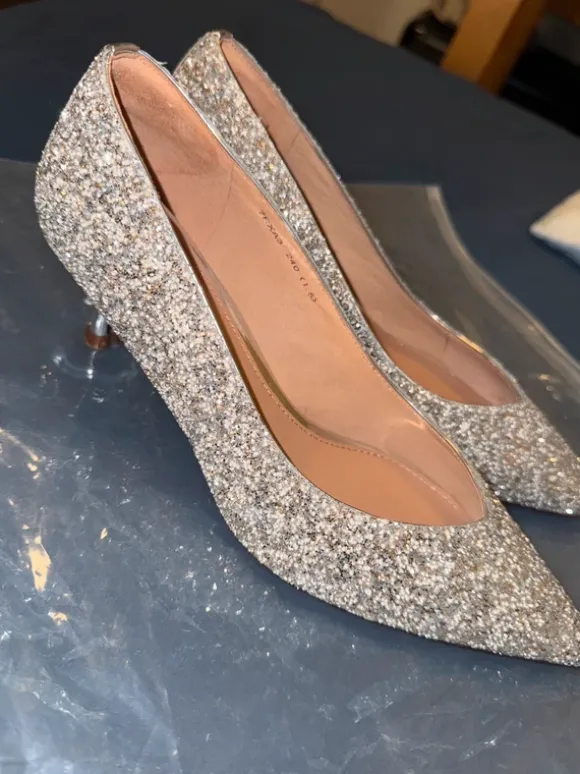 glitzernde Spitzpumps