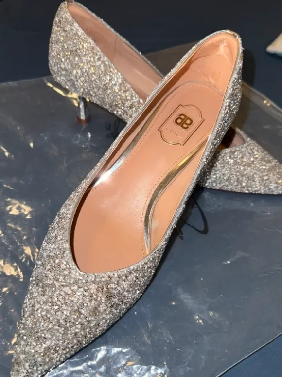 glitzernde Spitzpumps
