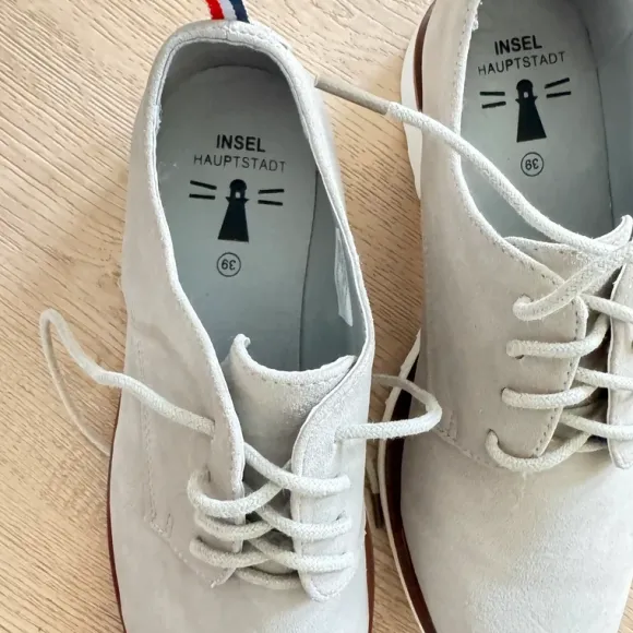 Graue Halbschuhe