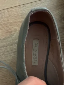 Graue Lackschuhe