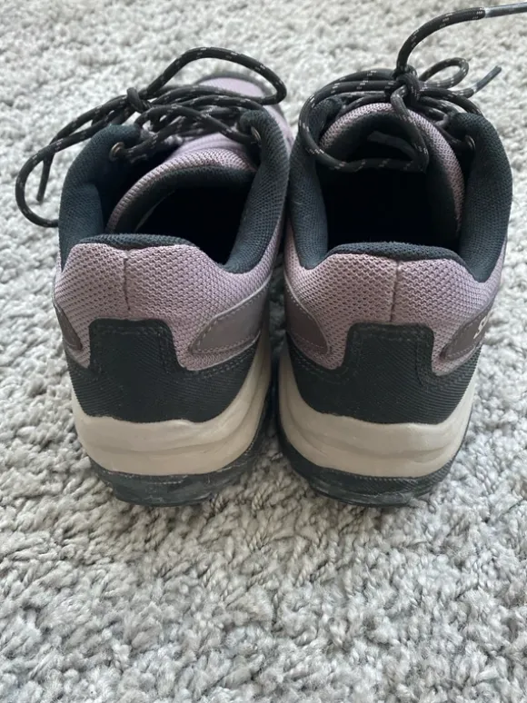 graue Salomon Schuhe