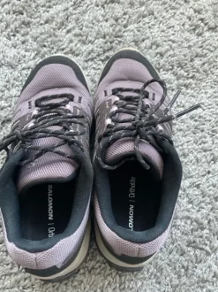 graue Salomon Schuhe