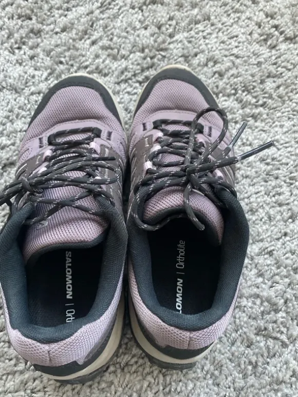 graue Salomon Schuhe
