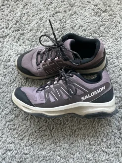 graue Salomon Schuhe