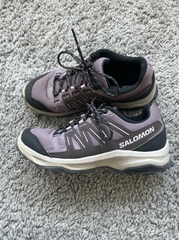 graue Salomon Schuhe