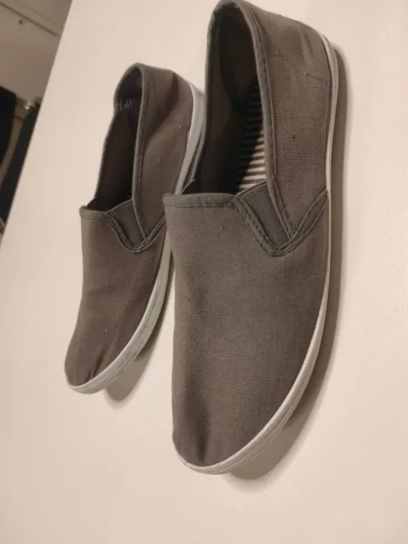 Graue Slip on Sneaker