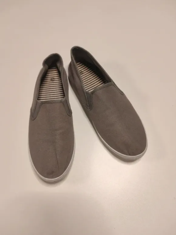 Graue Slip on Sneaker