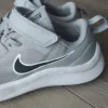 Graue Sportschuhe Laufschuhe Mädchen Nike